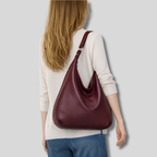 Sac Épaule bordeaux porté à l’épaule – vue portée