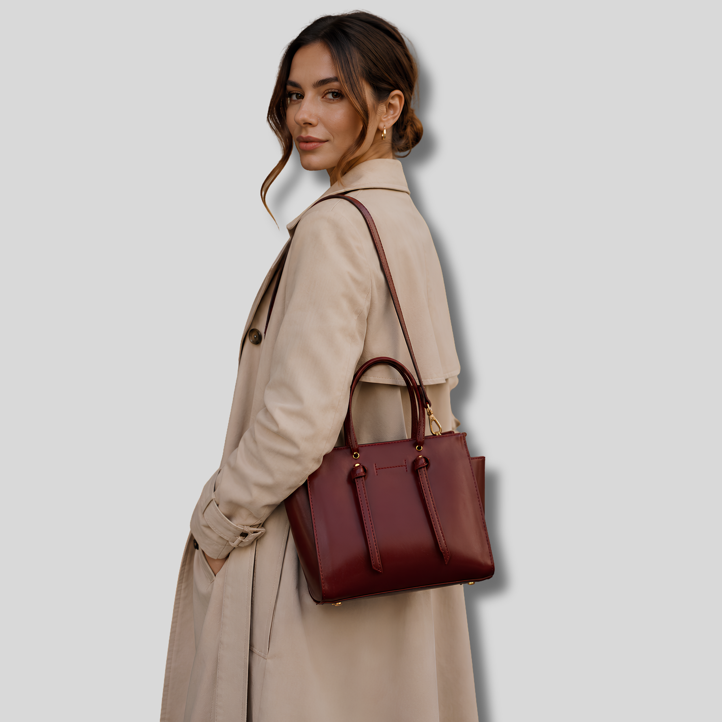 Femme portant le Sac Cabas Virelia bordeaux avec trench beige élégant