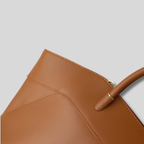Gros plan du Sac Cabas Valessia mettant en valeur les finitions soignées, les coutures précises et le cuir véritable.