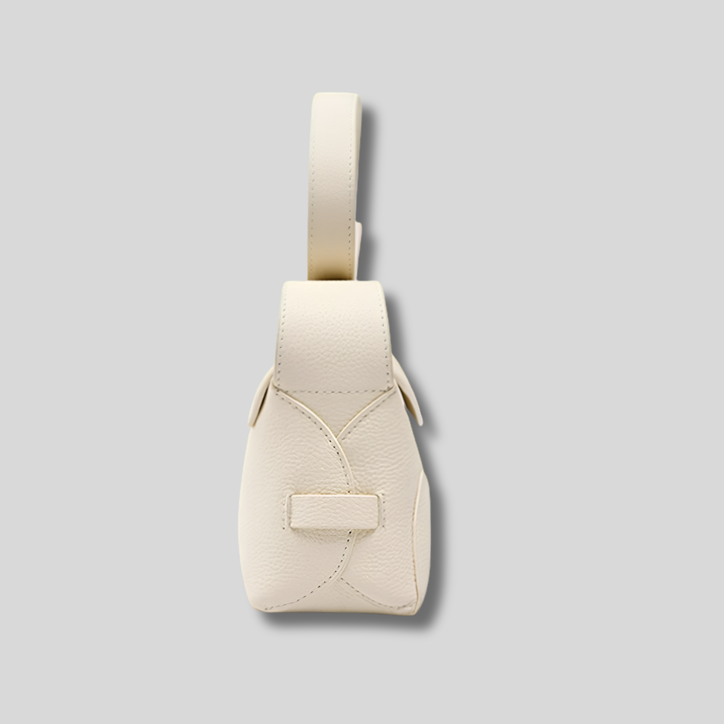 Vue latérale du Sac Bandoulière Élysande blanc avec design structuré et compact