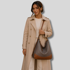 Femme avec sac épaule gris et camel Maëlisse porté à l’épaule