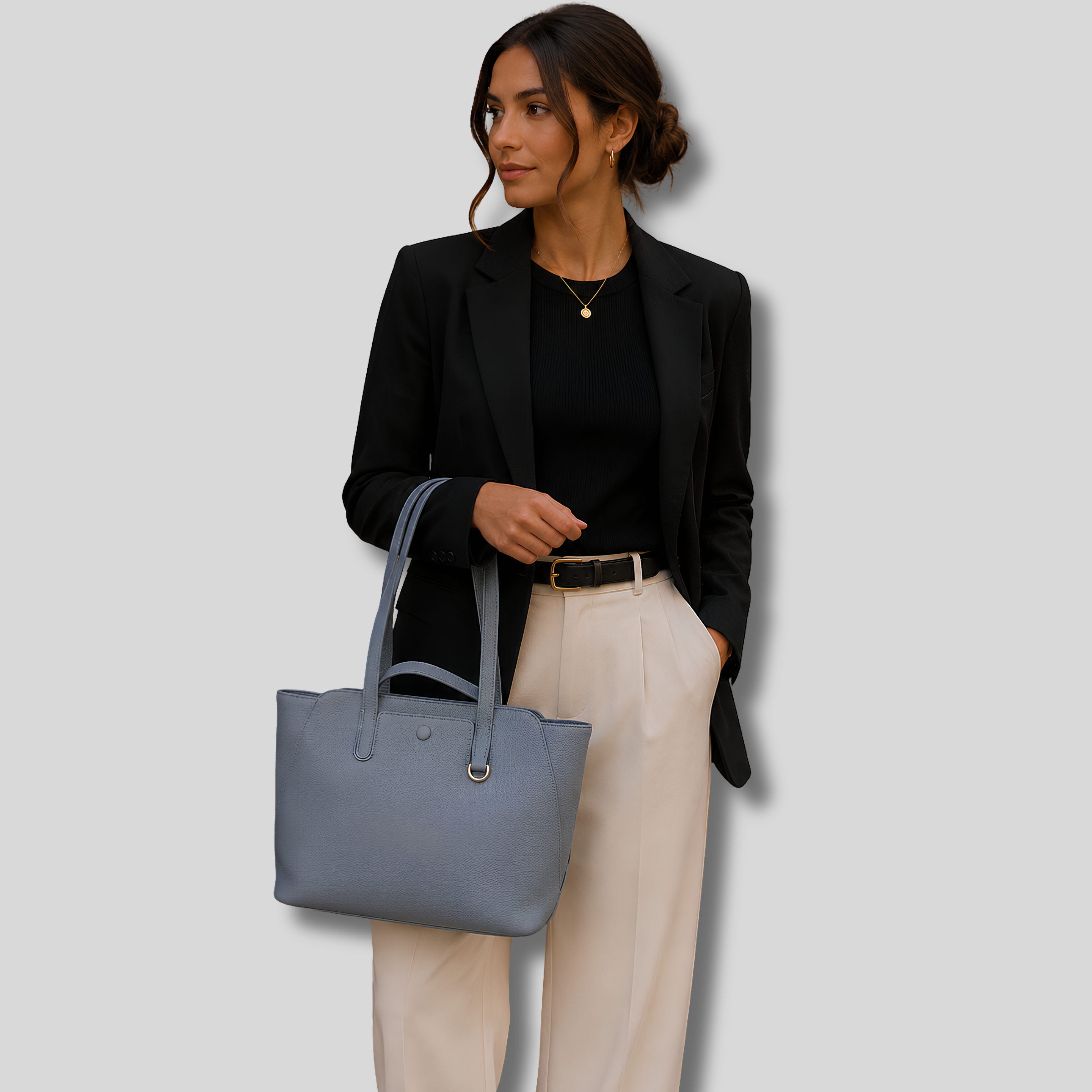 Sac cabas Évessia bleu ciel porté à la main par un mannequin