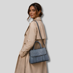 Modèle portant le sac Crocélya bleu en bandoulière avec style élégant et moderne