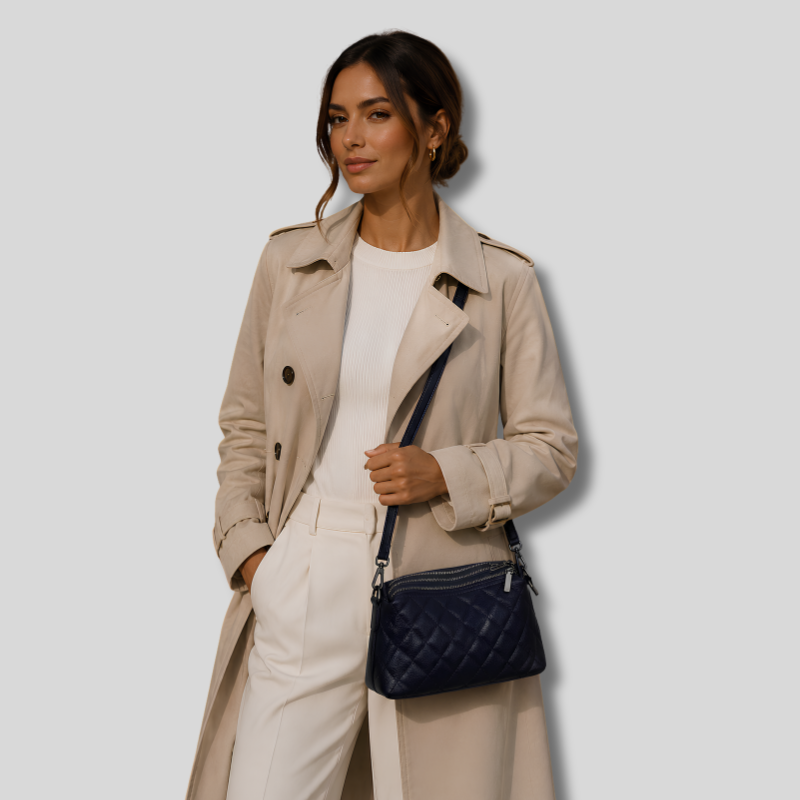 Femme portant le sac épaule matelassé bleu marine avec look élégant quotidien