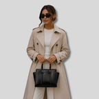 Femme tenant le Sac Cabas Virelia noir dans un look chic et moderne