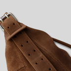 Gros plan sur la sangle ajustable et les détails de finition du sac