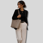 Sac cabas Évessia taupe porté à l'épaule par un mannequin