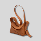 Sac Bandoulière Élysande marron en cuir véritable vu sous un angle élégant
