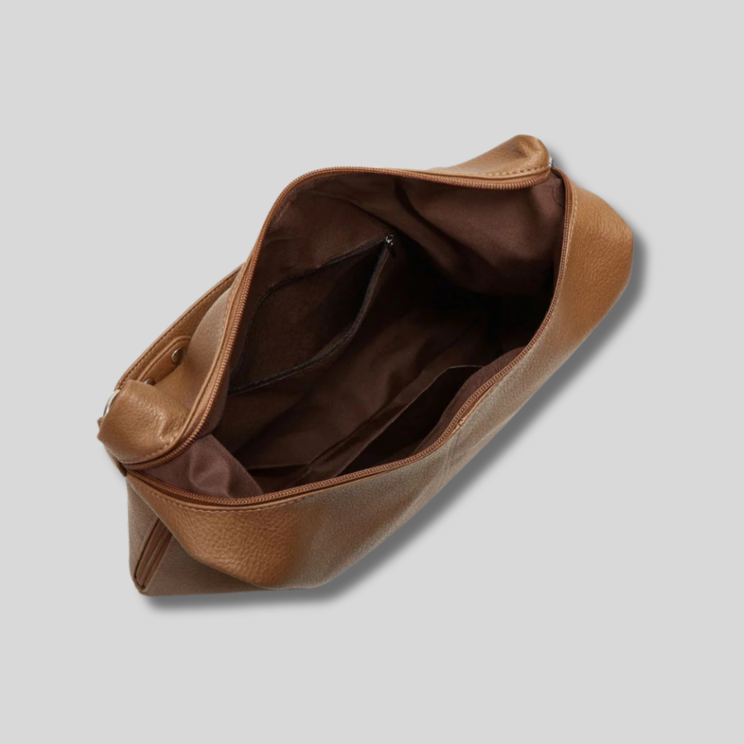 Intérieur spacieux du sac en cuir avec poche zippée