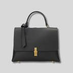 Sac à main structuré noir en cuir avec fermoir doré et poignée élégante – vue de face.