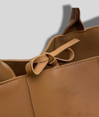 Détail de fermeture intérieure du sac cabas marron, finition soignée et cuir lisse