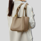 Sac Épaule Valéa beige porté à l’épaule, vue arrière sur modèle avec blazer élégant