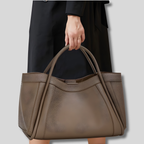 Sac Épaule Élirys porté à la main par une femme — cuir véritable élégant