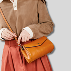 Femme portant un sac bandoulière marron élégant Arvane, style quotidien chic et moderne