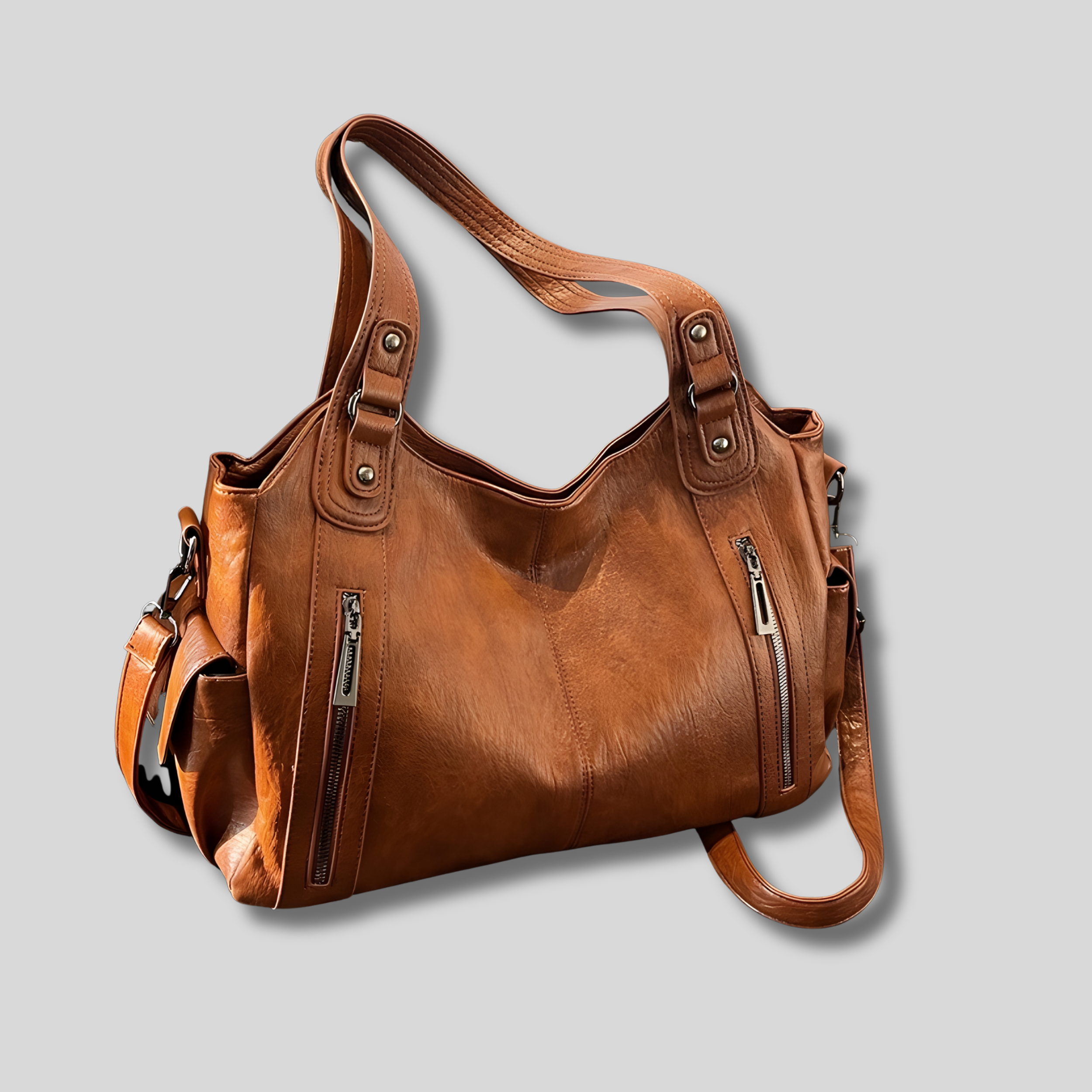 Sac à épaule en similicuir marron, vue de face en angle, design élégant avec fermetures zippées et bandoulière réglable