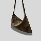 Sac épaule en daim marron Nuvéra, vue de côté avec silhouette souple et fluide