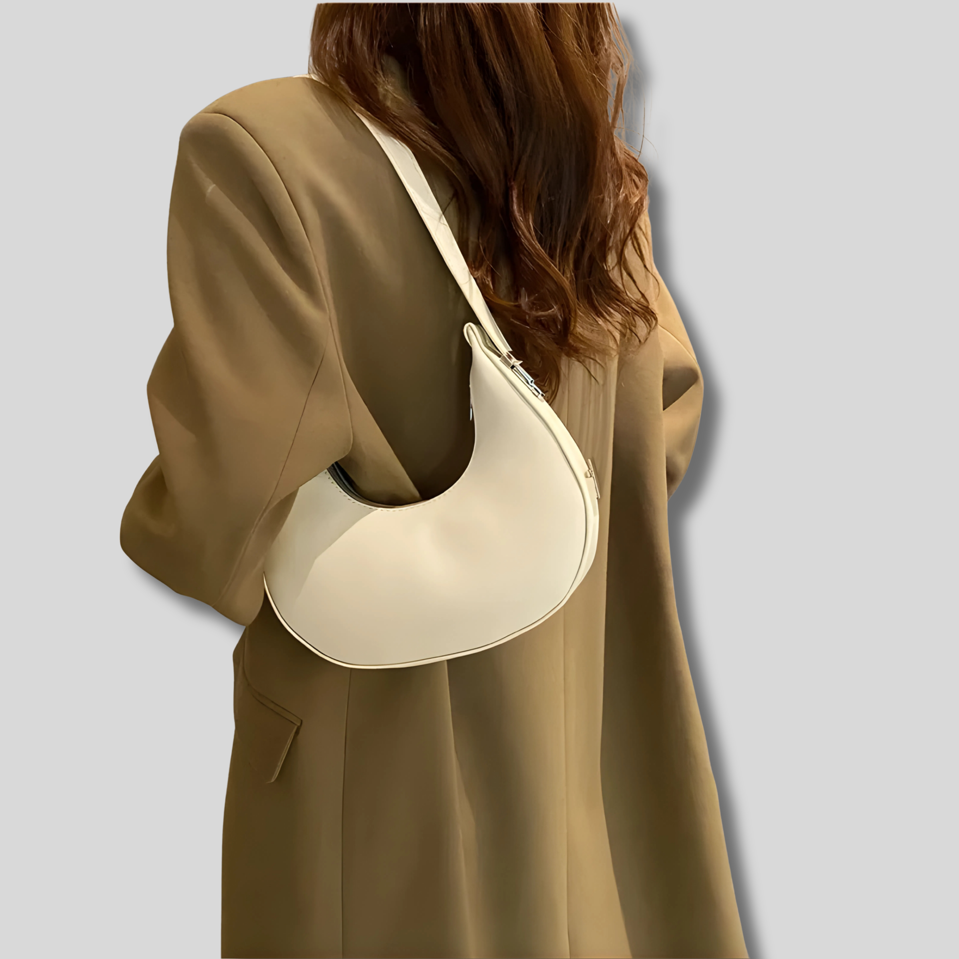 Sac demi-lune porté à l’épaule, élégant et confortable au quotidien