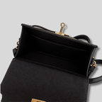 Sac bandoulière noir élégant ouvert avec intérieur spacieux et fermeture dorée vue de face