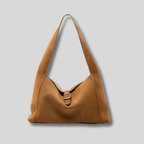 Sac Épaule Ambréa en cuir véritable effet daim camel avec boucle élégante et silhouette souple.