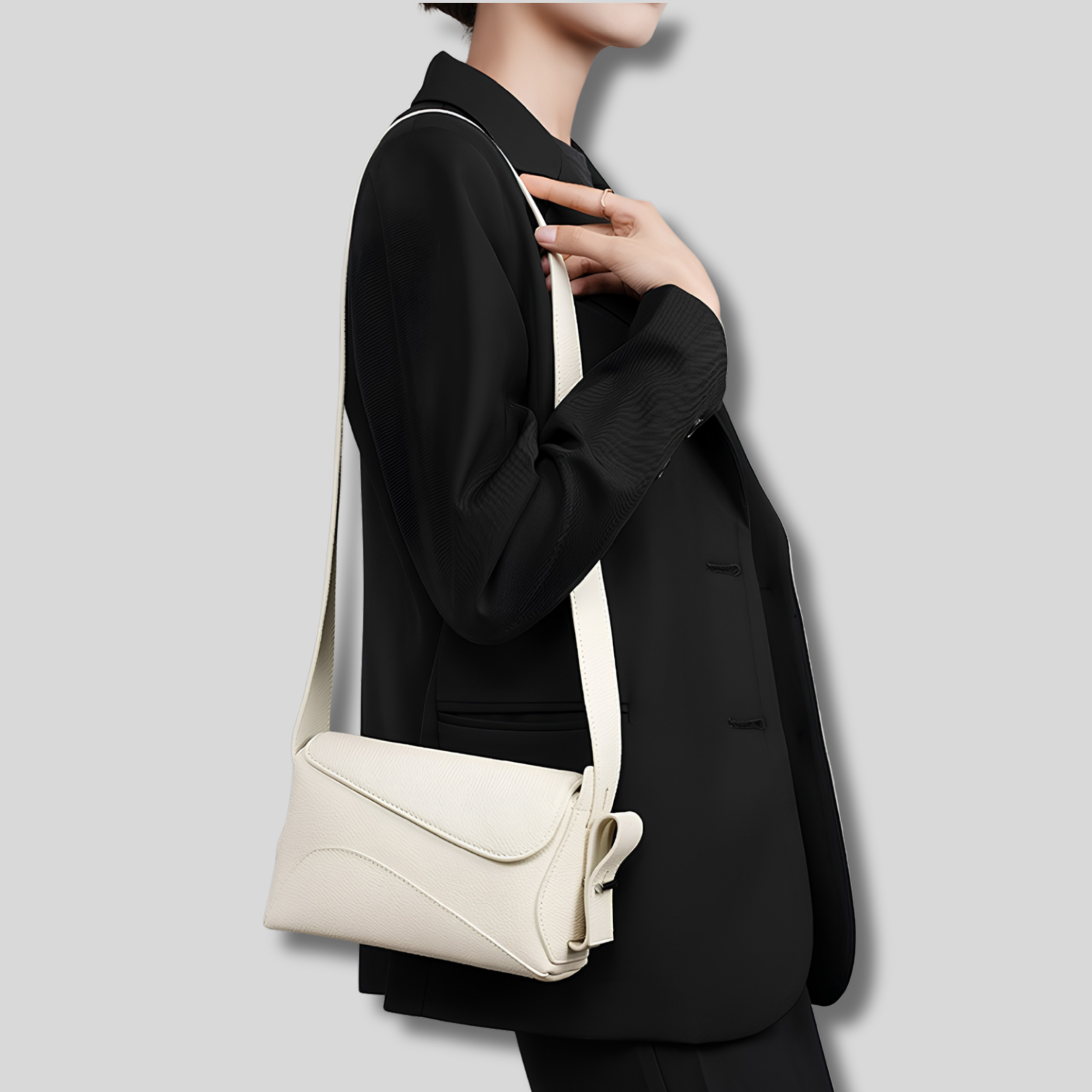 Sac Bandoulière Élysande en cuir véritable blanc porté à l'épaule avec élégance moderne