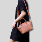 Sac Cabas Valessia en cuir véritable porté en bandoulière avec sangle ajustable, vue de profil sur mannequin.