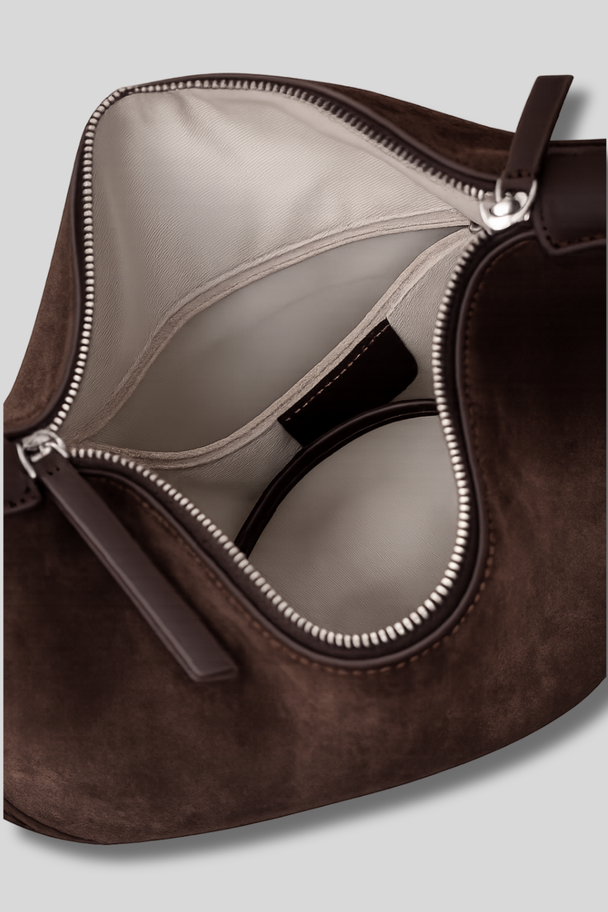 Intérieur du sac Aveline en cuir suédé avec doublure polyester-coton et poche intérieure