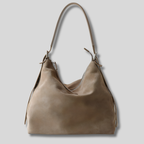 Sac en daim beige vue de face avec fermeture zippée et anse réglable
