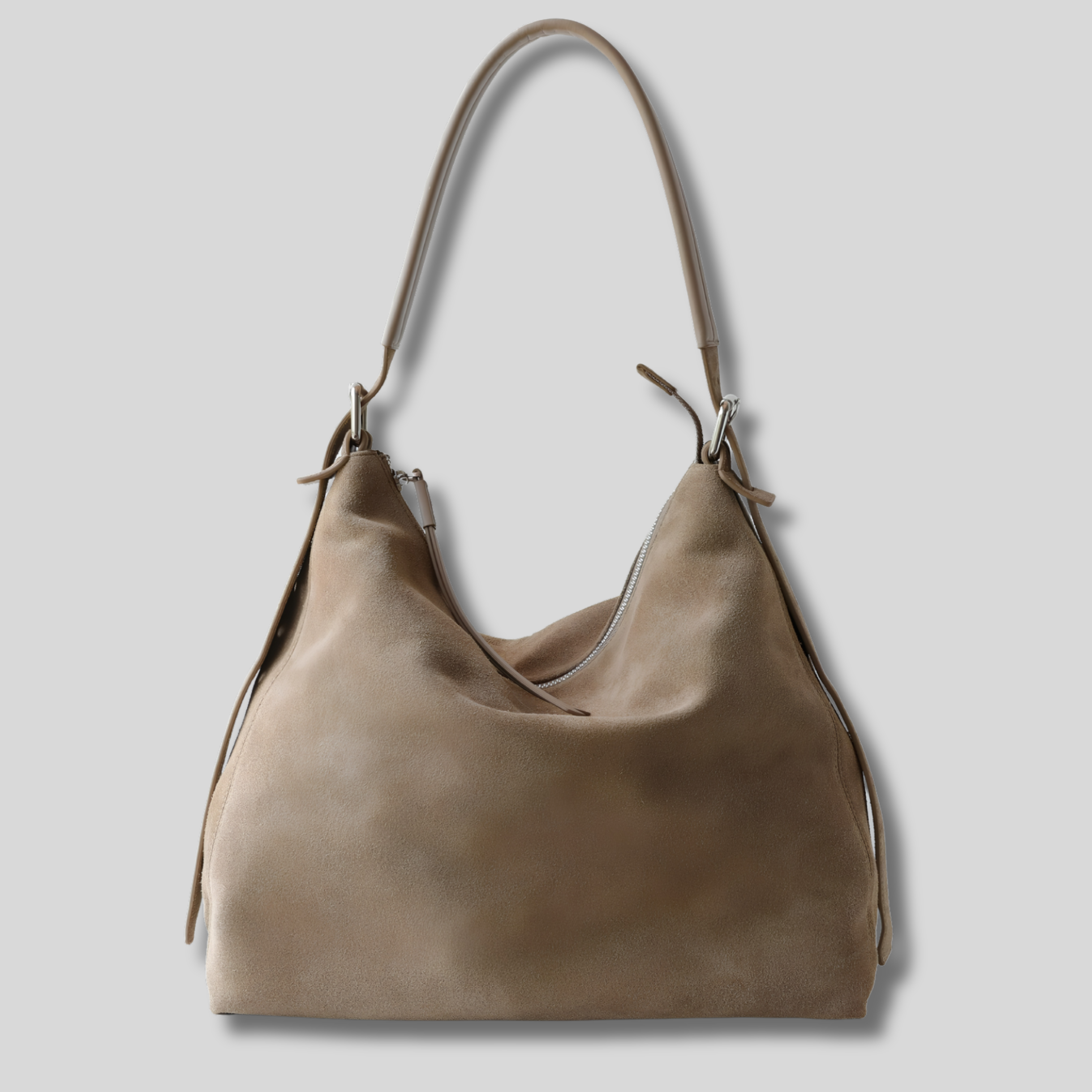 Sac en daim beige vue de face avec fermeture zippée et anse réglable