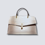 Sac Bandoulière Élysane en cuir effet crocodile beige vue de face avec fermoir doré
