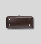 Sac bandoulière Arvielle cuir marron vue dessous avec pieds métalliques