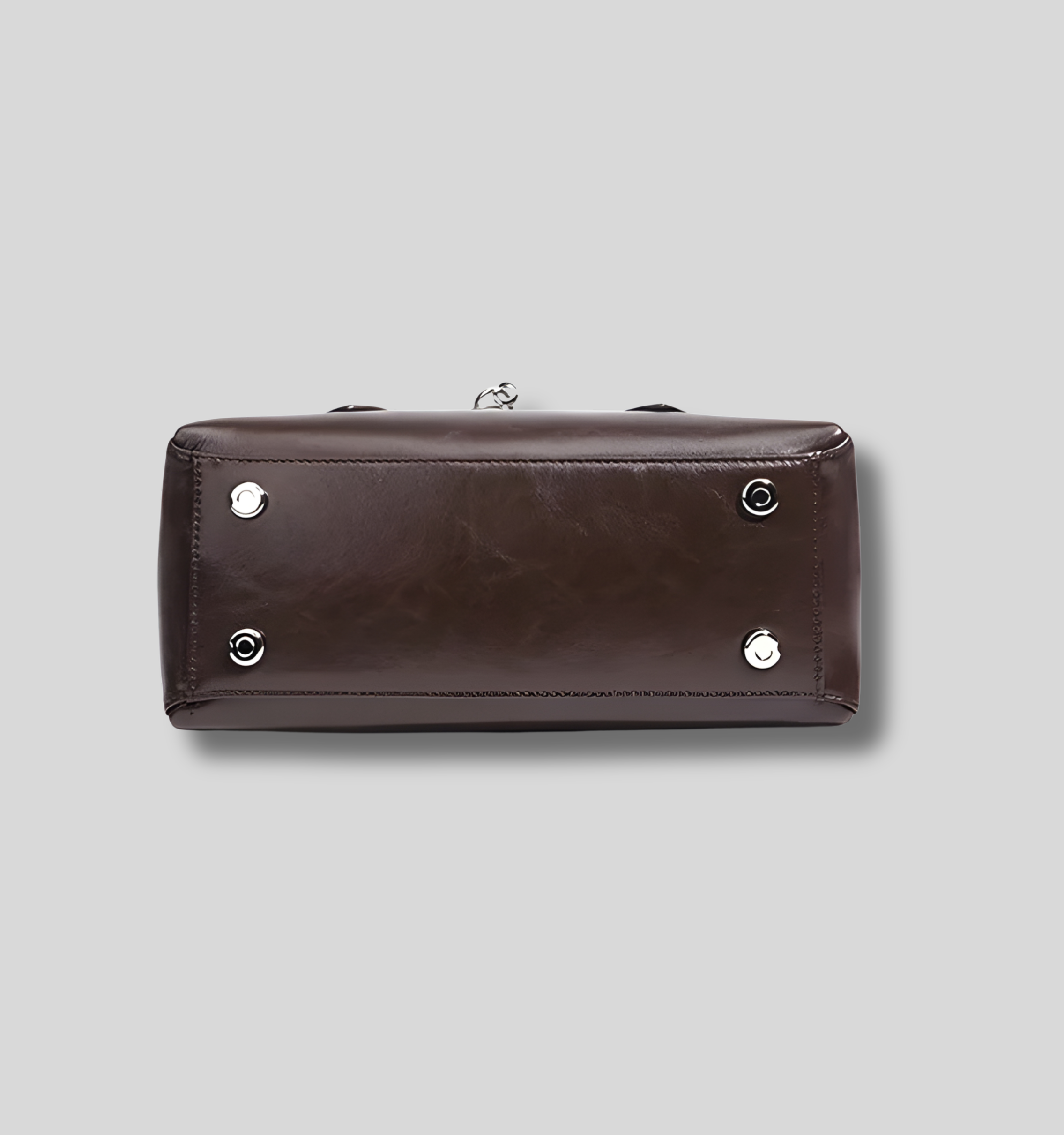 Sac bandoulière Arvielle cuir marron vue dessous avec pieds métalliques