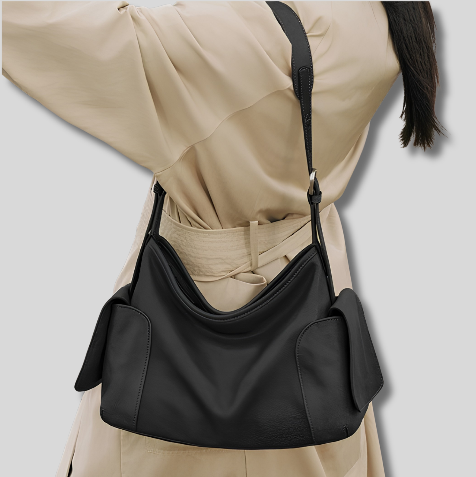 Sac Bandoulière Orélyne noir porté à l’épaule avec tenue élégante beige pour un style chic au quotidien.