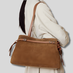 Sac Cabas Elvéra en daim marron porté à l’épaule – vue lifestyle