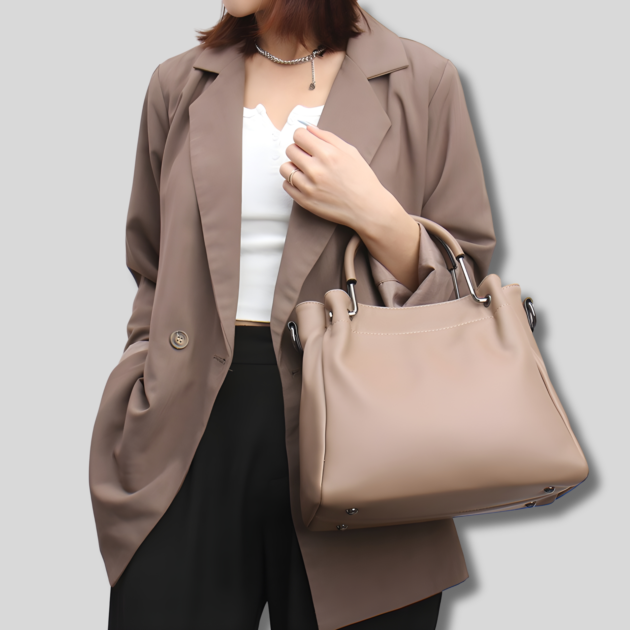 Sac seau Alméra beige porté à la main – style élégant et minimaliste