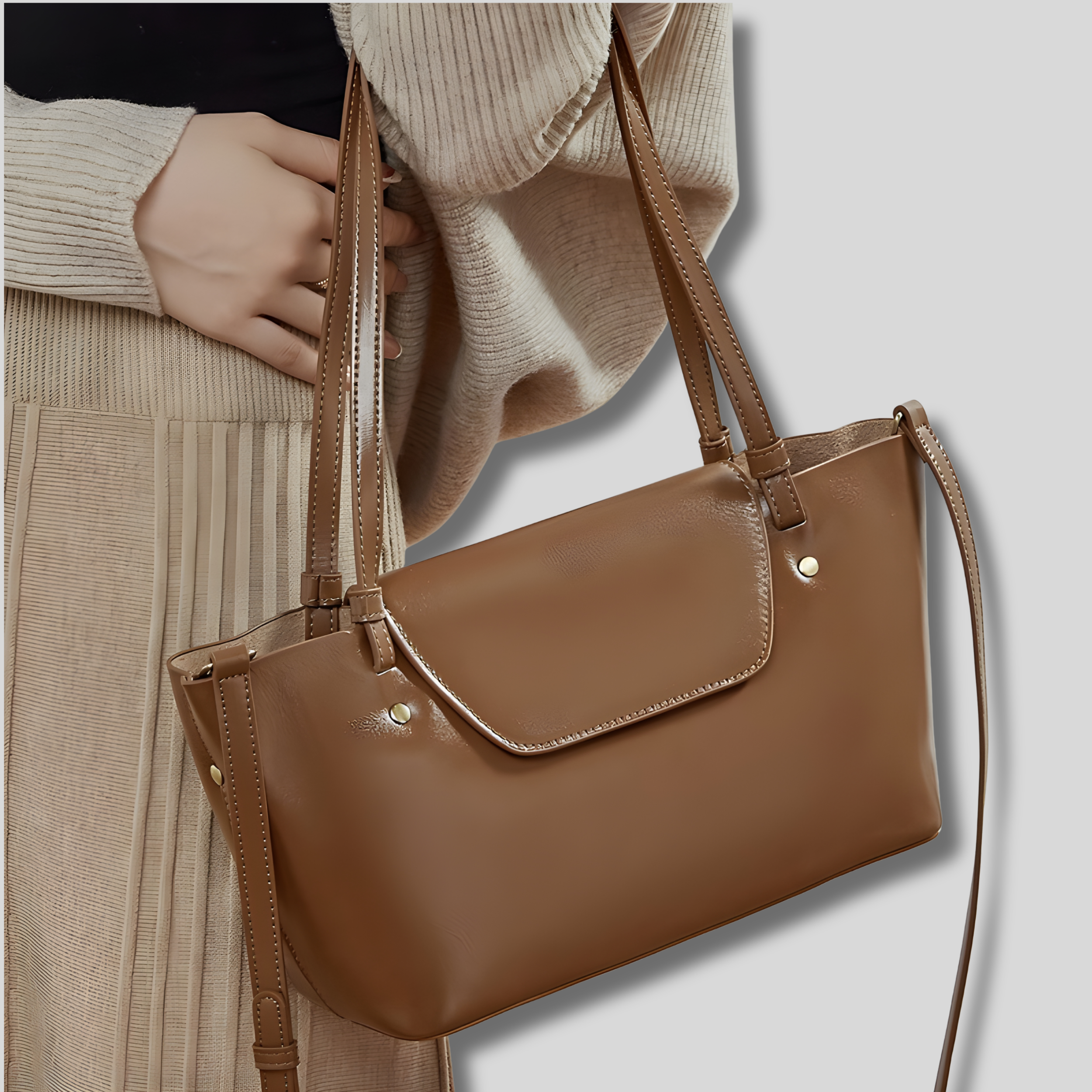Sac Épaule Maëvora porté en bandoulière, détail cuir lisse et couture élégante