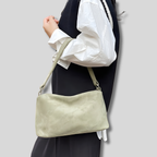 Sac épaule Lunéa olive porté à l’épaule par un mannequin style minimaliste