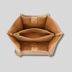Intérieur du sac à main marron avec compartiment zippé, spacieux et fonctionnel