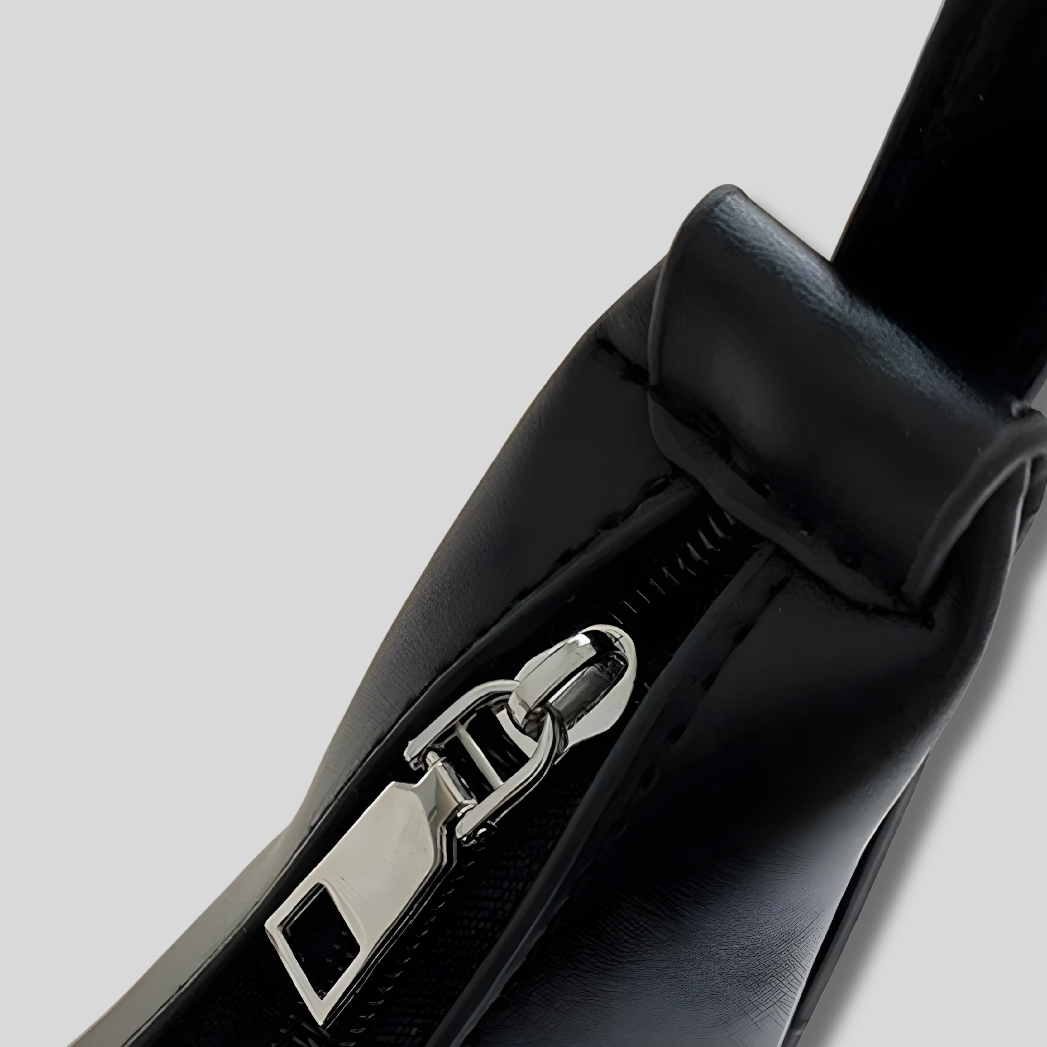 Détail fermeture éclair du sac demi-lune en cuir PU