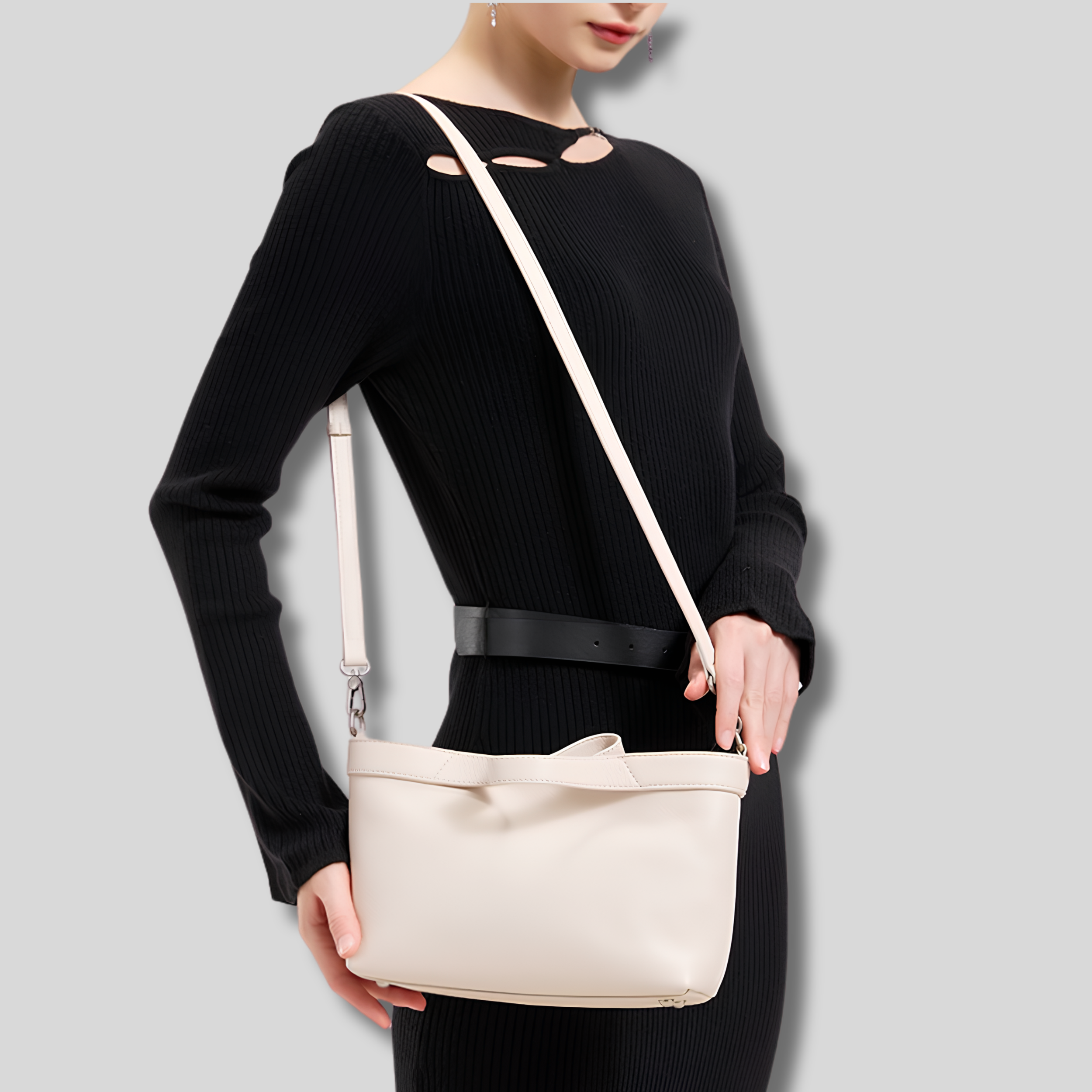 Sac Épaule Rovina porté en bandoulière par un mannequin, cuir véritable beige au style chic et intemporel