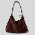 Sac en daim marron foncé vue de face au design souple et élégant