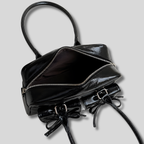 Sac épaule noir brillant ouvert avec fermeture zippée vue intérieure – AlluTurne