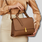Sac porté à la main en coloris marron avec détails dorés – style chic et minimaliste.