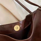 Vue intérieure du sac cabas brillant marron, finition soignée et fermeture aimantée
