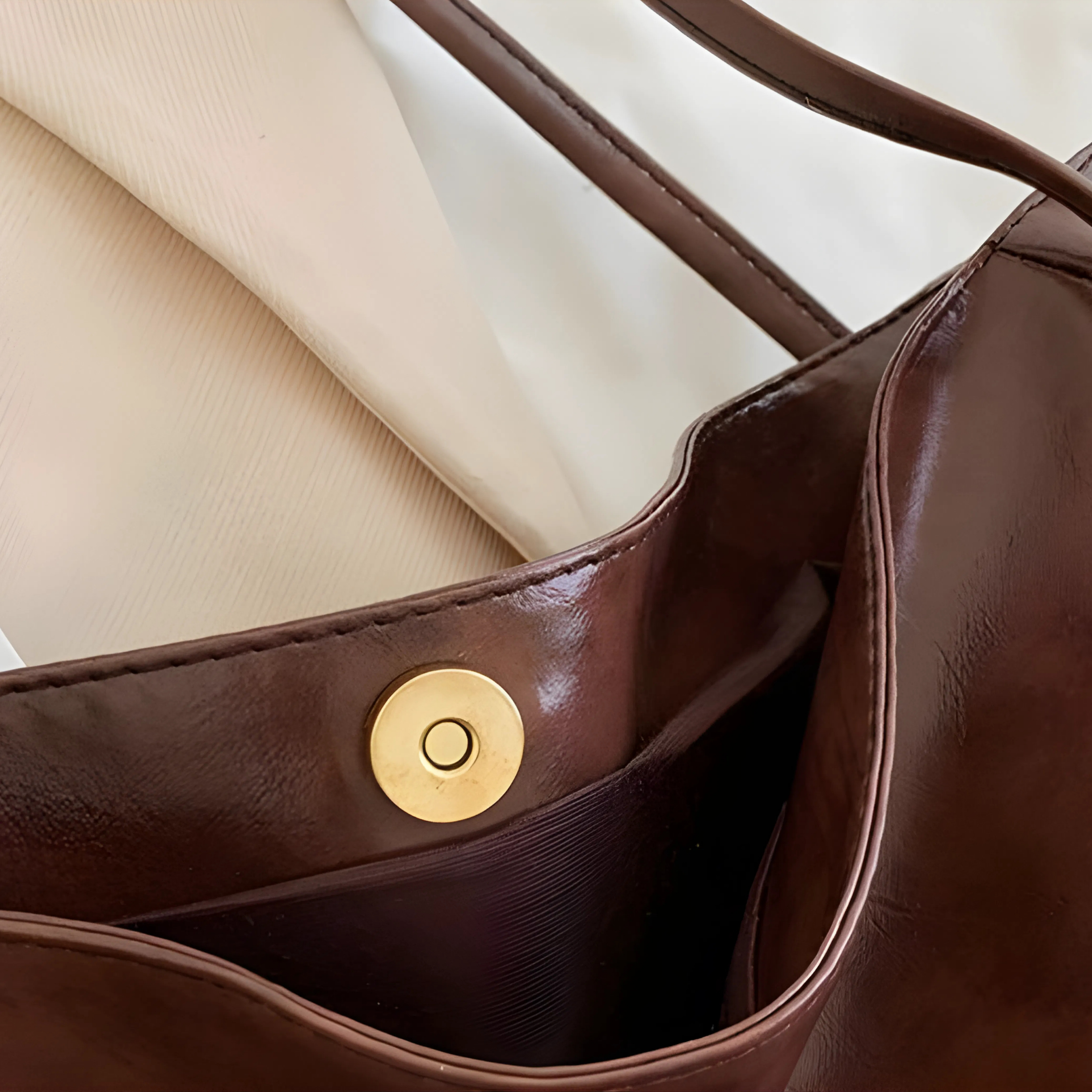 Vue intérieure du sac cabas brillant marron, finition soignée et fermeture aimantée