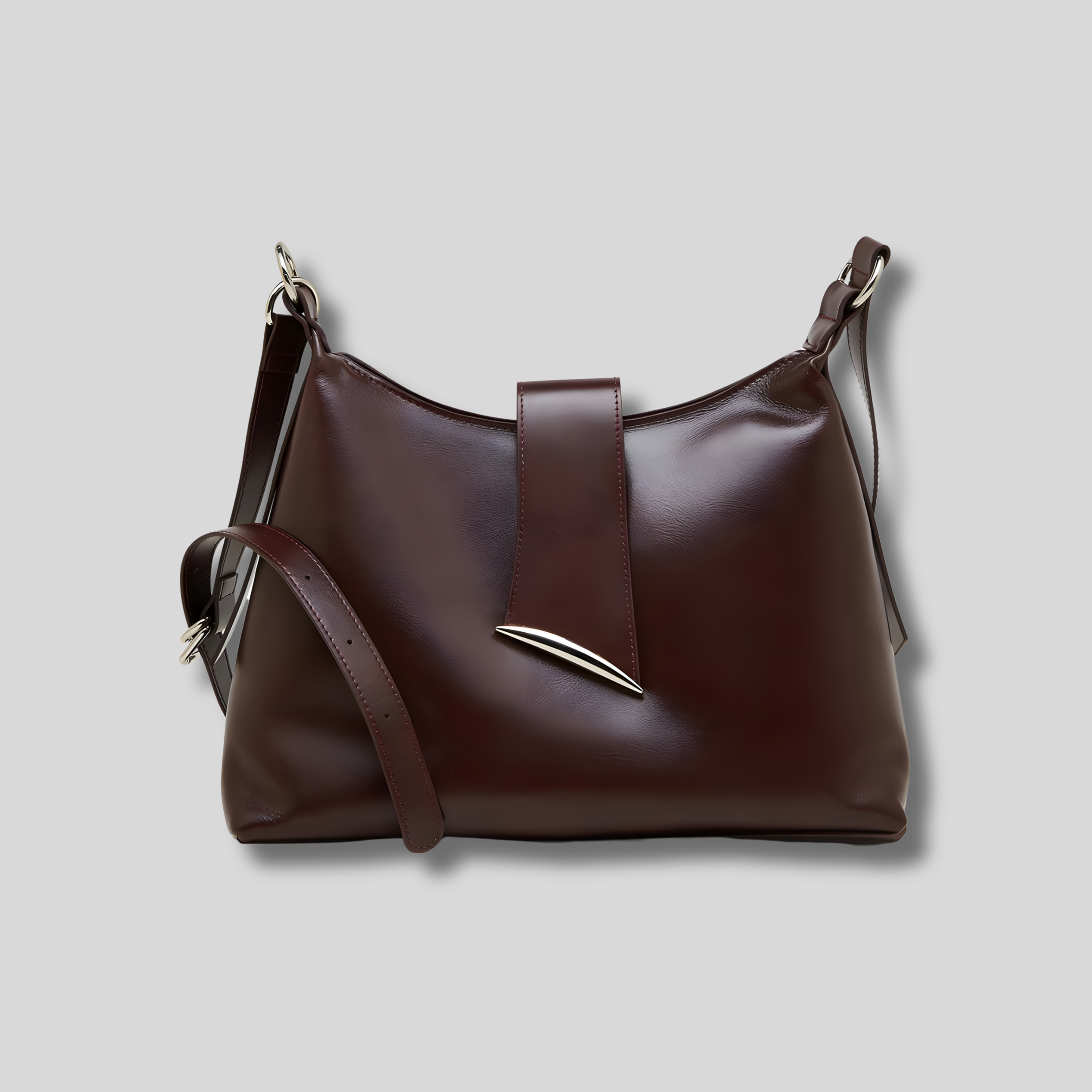 Sac bandoulière en cuir marron foncé, design souple et structuré, détail fermeture avec pièce métallique moderne.