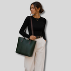 Femme portant un sac cabas vert en cuir véritable sur l'épaule