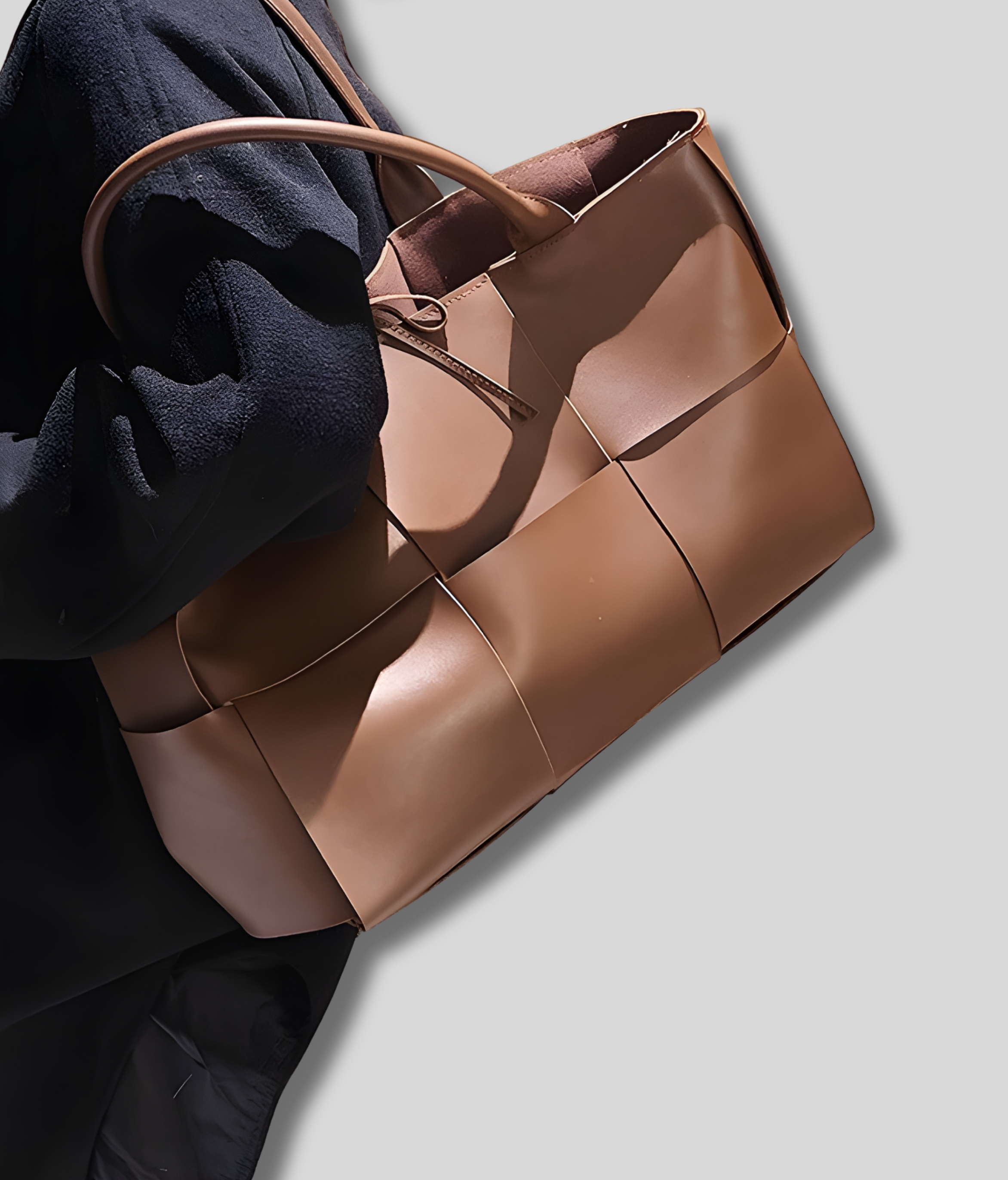 Sac cabas marron clair porté à l’épaule, look quotidien chic et élégant