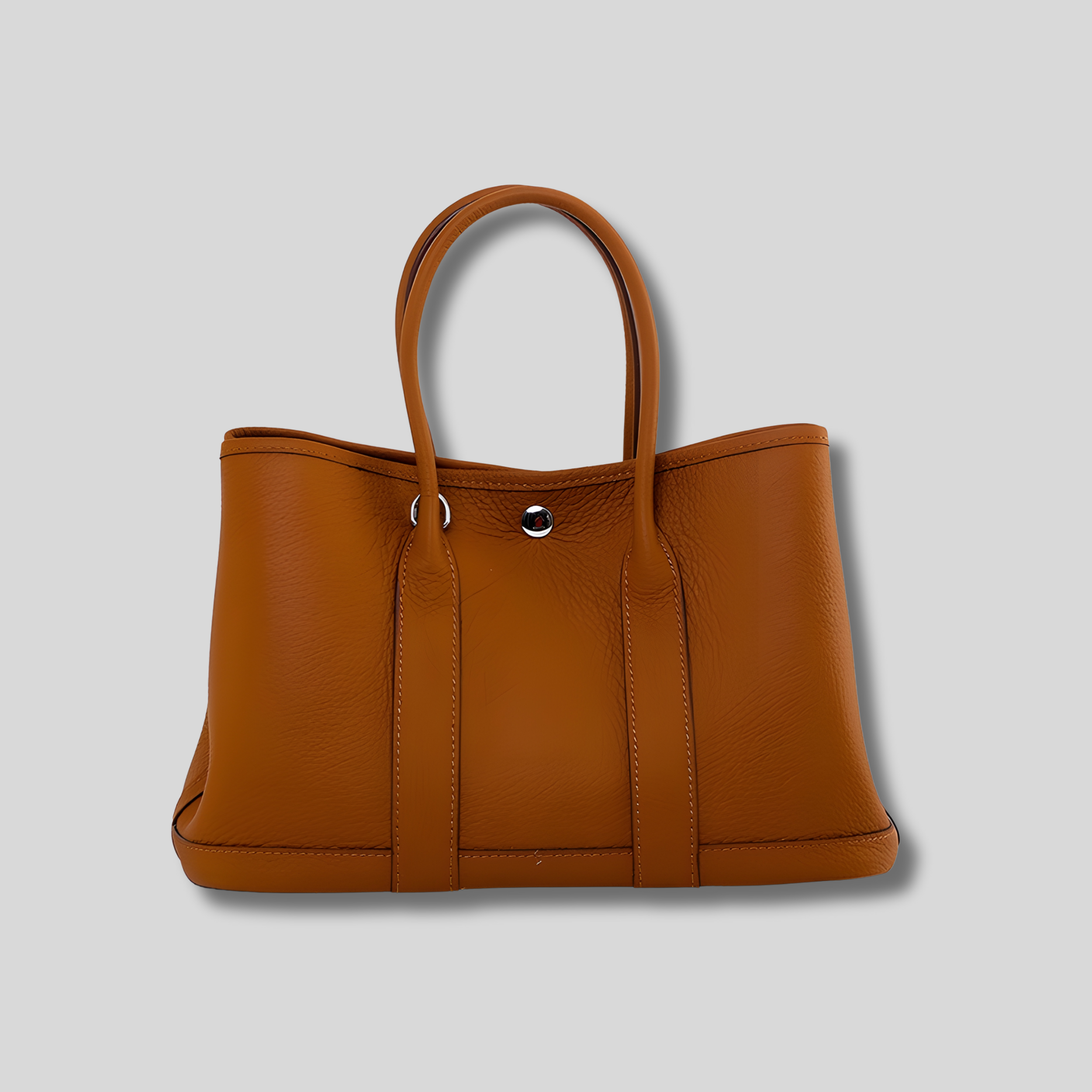 Sac cabas femme marron chic, silhouette moderne et lignes épurées, porté à la main – AlluTurne