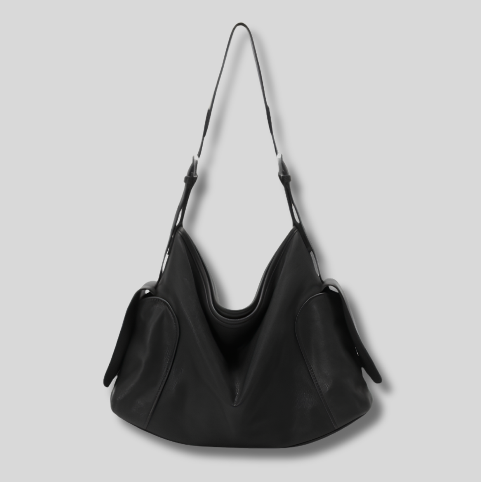 Sac Bandoulière Orélyne en cuir véritable noir avec silhouette souple et poches latérales élégantes.