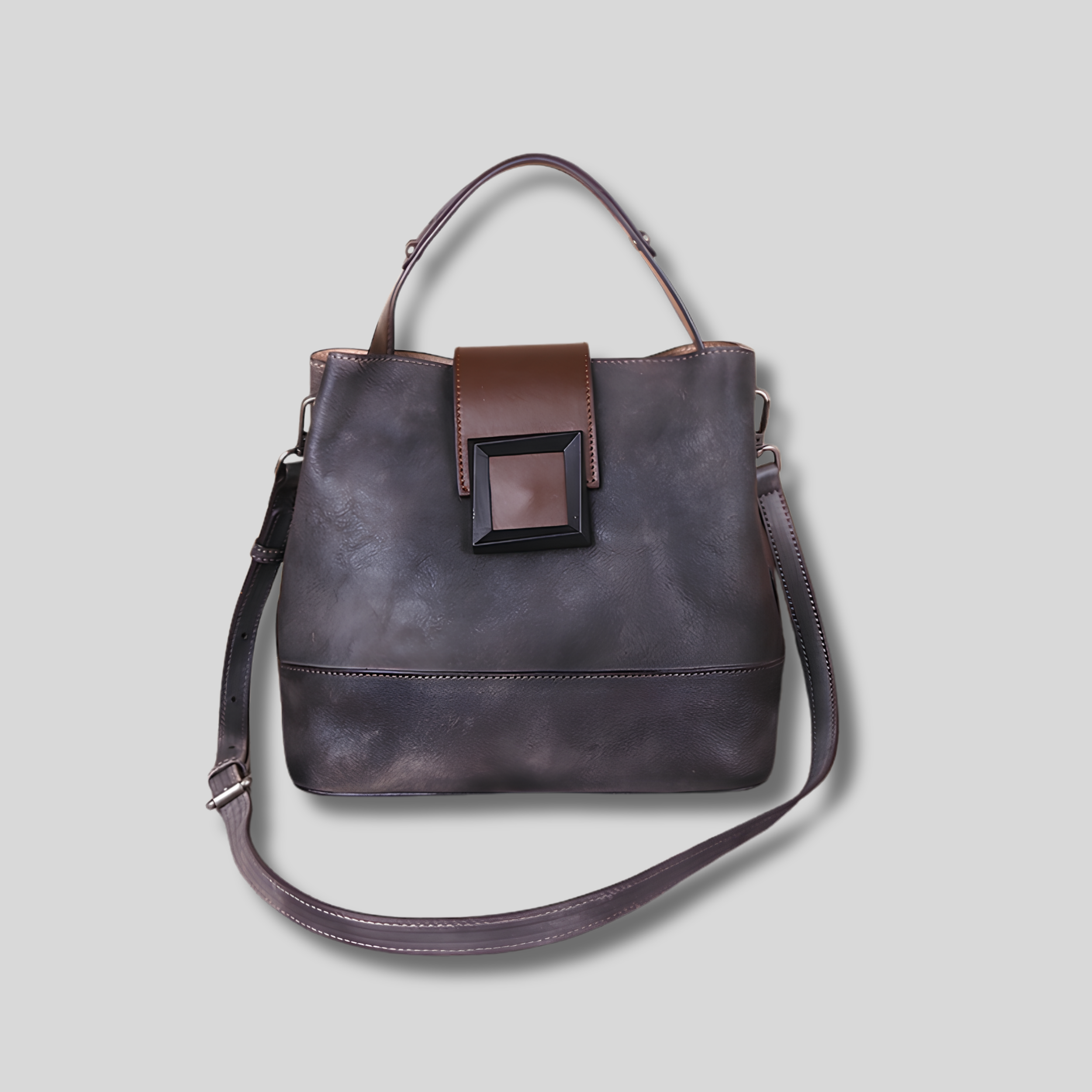 Sac porté épaule femme en cuir véritable noir vintage avec bandoulière ajustable et silhouette chic